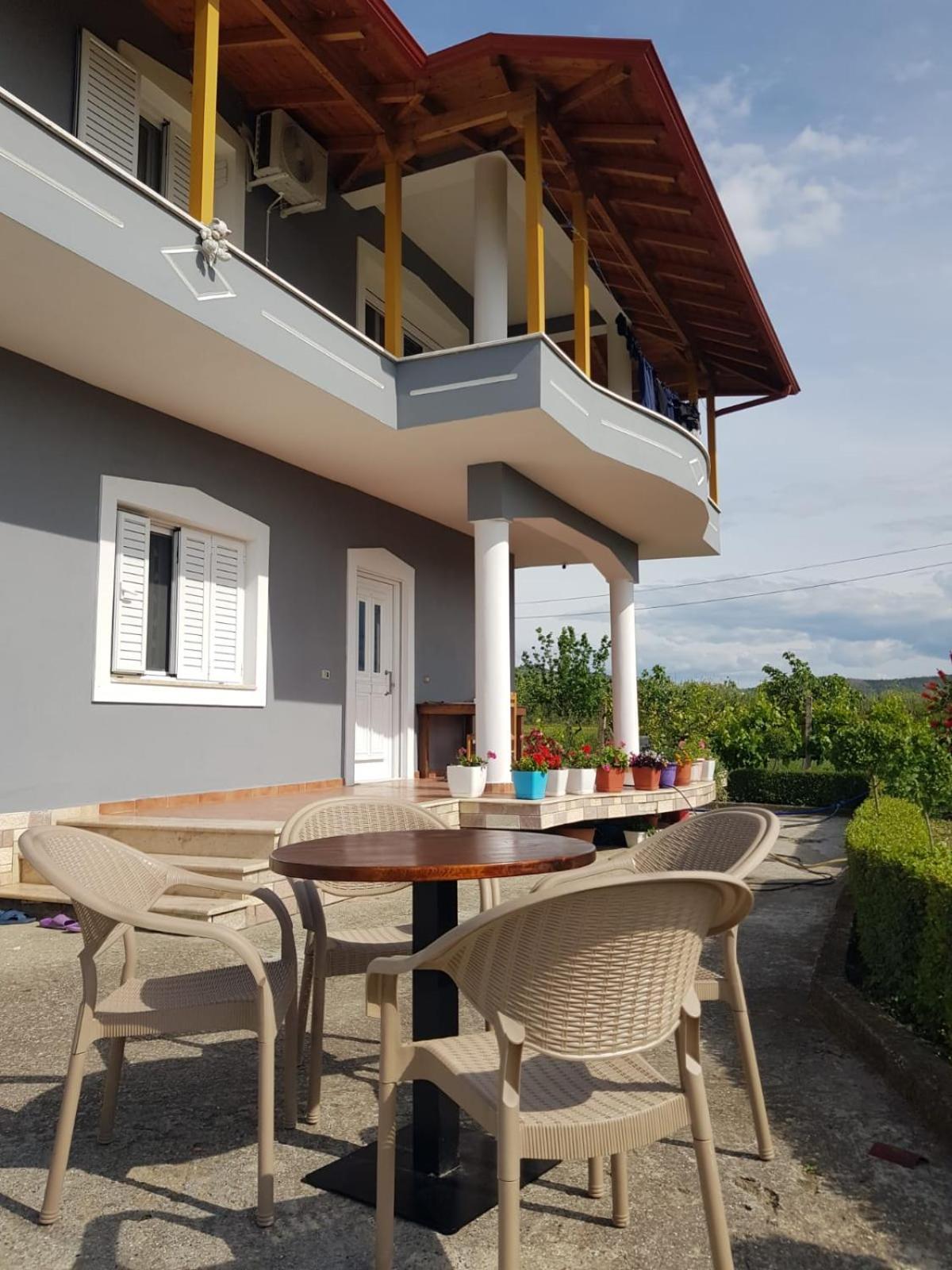 Rent Rooms Sakolli เบราท ภายนอก รูปภาพ